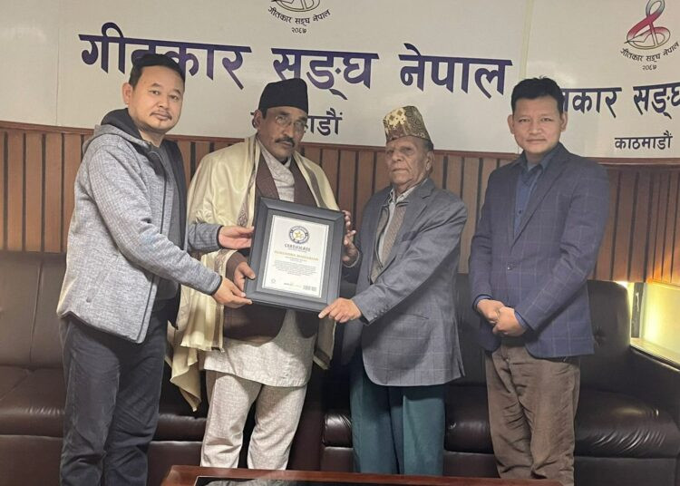 सुरेन्द्र महर्जन अमरलाई विश्व कीर्तिमानी प्रमाणपत्र हस्तान्तरण